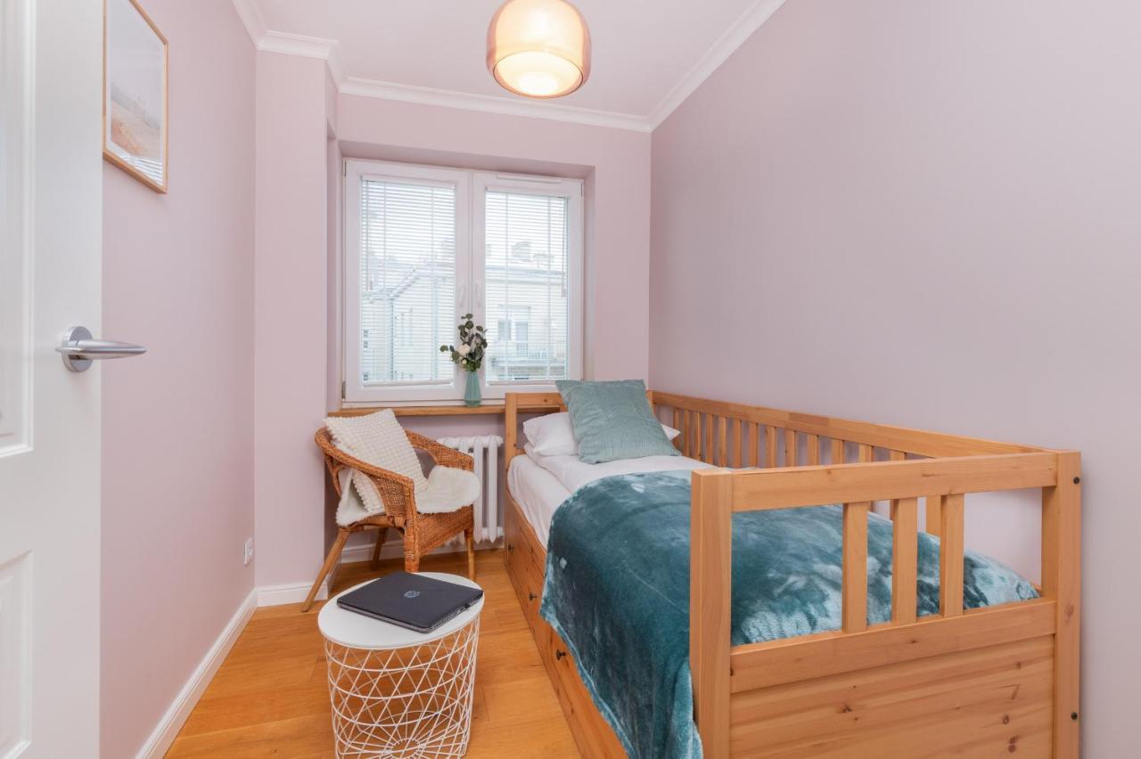 Cozy Pastel Two Bedroom Apartment In Central Gdynia By Noclegi Renters Exteriör bild